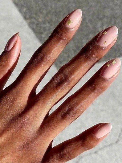 Subtle-Star-Manicure